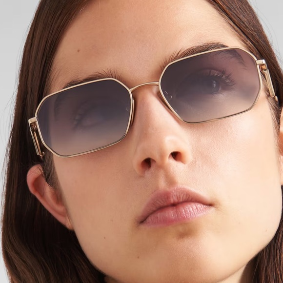New🔥 PRADA Gradient Iris Lenses Sunglasses
With Triangle Logo - Picture 3 of 9